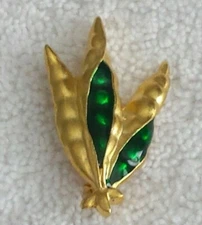  🌟 Vintage Enamel Double Pea Pod Pin