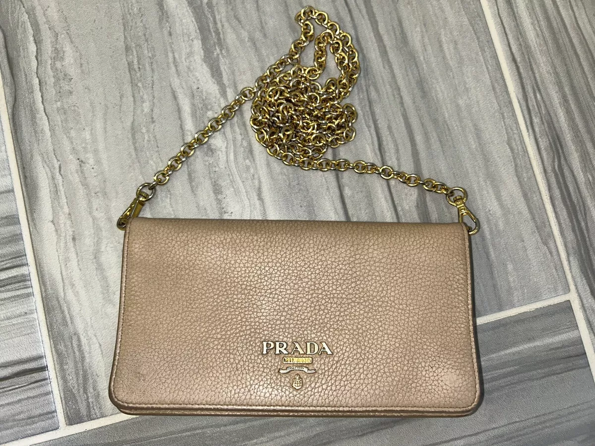 Bandolera en cadena con logotipo de PRADA Desnudo Beige Cuero WOC