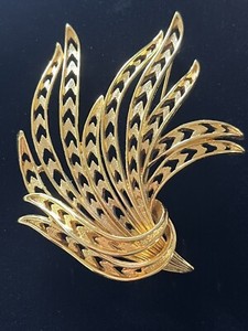 Vintage Monet Waving Wheat Cluster Gold Tone Brooch Pin Wheat Bundle