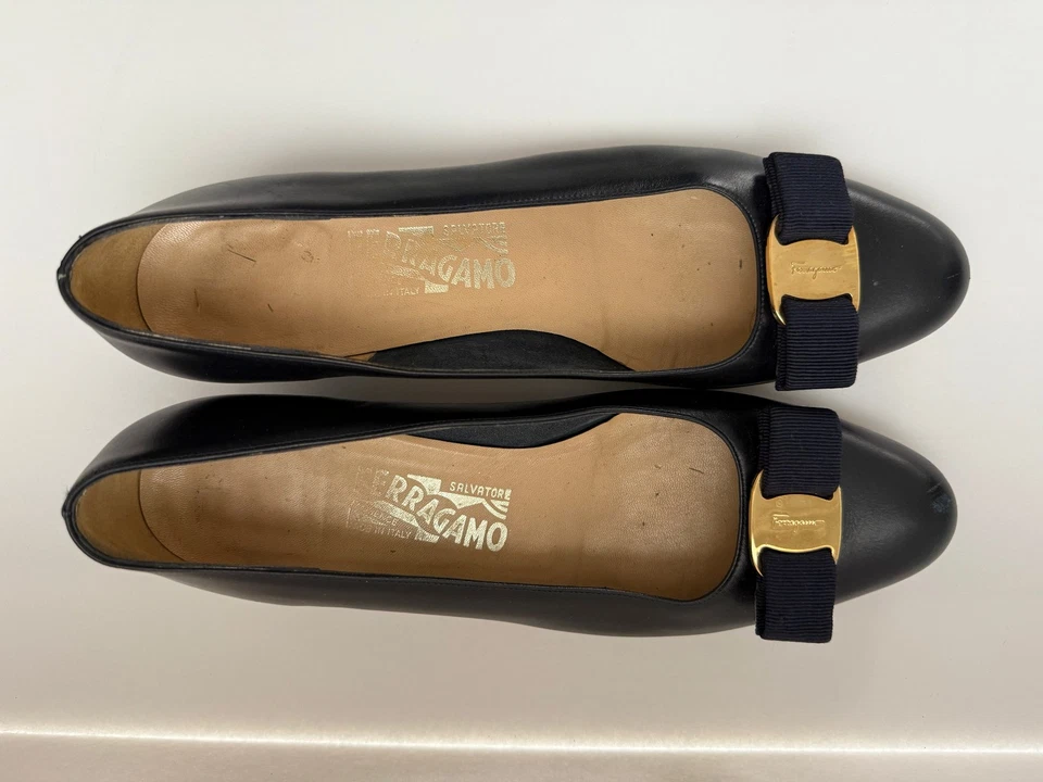 SALVATORE FERRAGAMO Tacones Clásicos Lazo Cuero Azul Marino 8 AA Foto 3 de 4