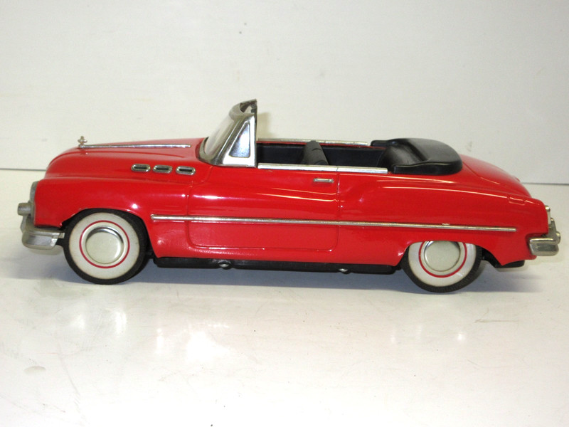 Voiture 1950s BUICK CONVERTIBLE Tin, Friction Powered Toy Car, Red w/ Black Int.