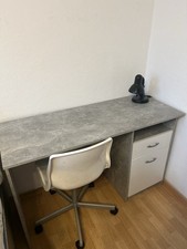 Schreibtisch mit Stuhl und Lampe