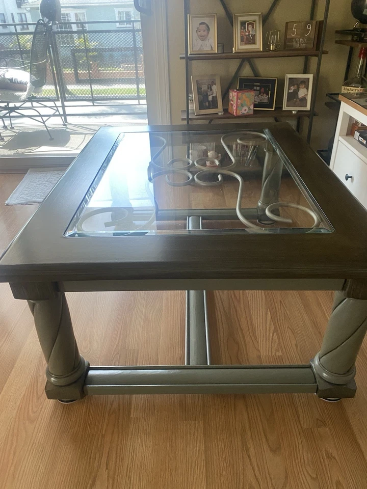 Mesa de centro de colección con tapa de vidrio y diseño de hierro con marco de imitación y madera real Foto 2 de 4