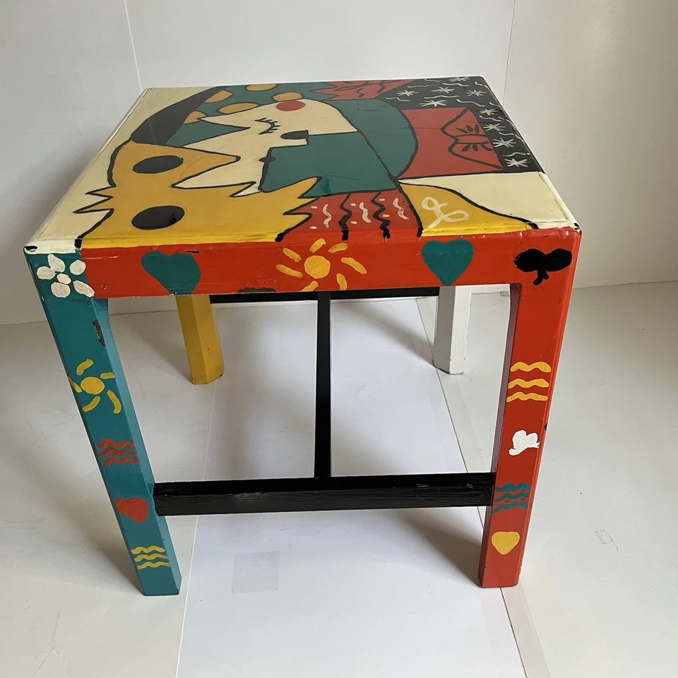 Mesa auxiliar pintada a mano colorida diseño arte popular decoración Foto 3 de 4