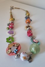 Maxi Collana 80 cm Stile Boho-Chic con Dettagli Floreali e Ciondoli Assortiti