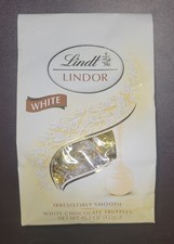 Lindt LINDOR White Chocolate Candy Truffles, Irresistibly Smooth 15.2 Oz. 432g
