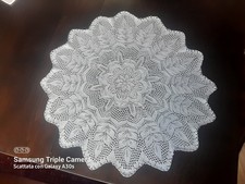 Pizzo Centrotavola realizzato a mano  con i ferri. Diametro cm. 68