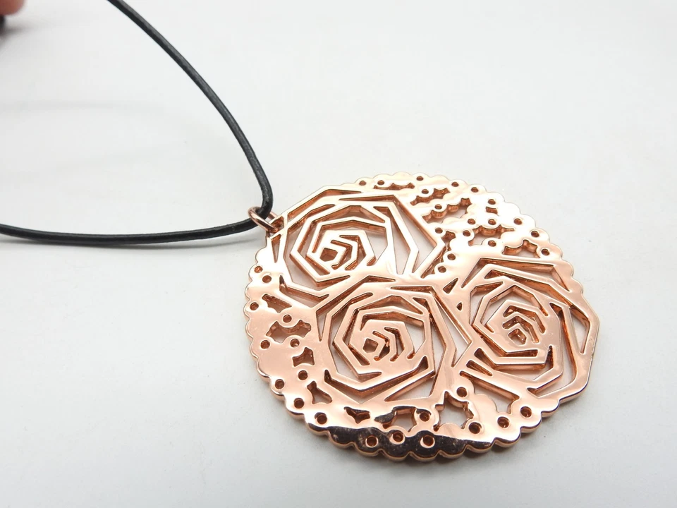 签名 Folli Follie 铜镂空三重玫瑰吊坠项链 — 第 2/3 张图片