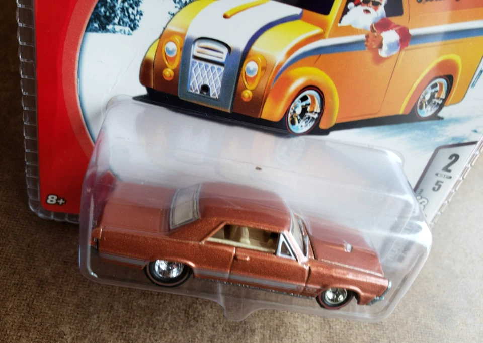 Hot Wheels '65 Pontiac GTO Bronze 2/5 2006 Holiday Rods 1:64 Redline Real Riders Foto 4 de 4