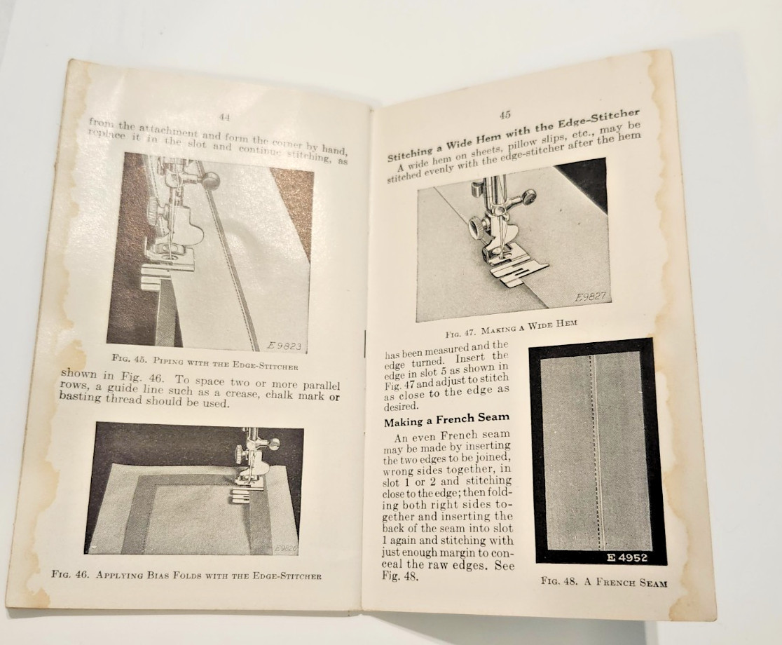 VINTAGE -  1952 - SINGER FEATHERWEIGHT 221 SEWING MACHINE WITH ATTACHMENTS