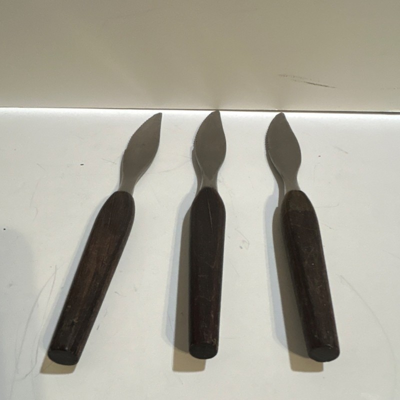 Fleetwood Set of 3 Steak Knives Wooden Handles Serrated 5 in Blades