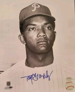Tony Gonzalez Signed Phillies Reds 8x10 Photo (Schwartz Sports Memrobillia COA)