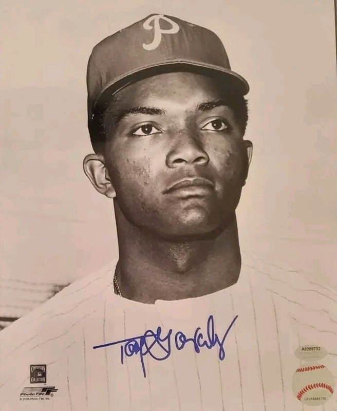 Tony Gonzalez Signed Phillies Reds 8x10 Photo (Schwartz Sports Memrobillia COA)