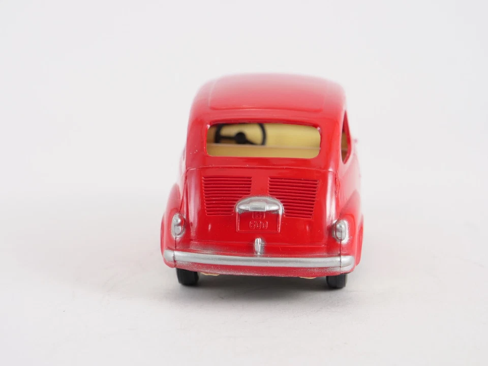 Paya Seat 600 en plastique et tôle avec moteur friction jamais joué 1/24 - Photo 4/4