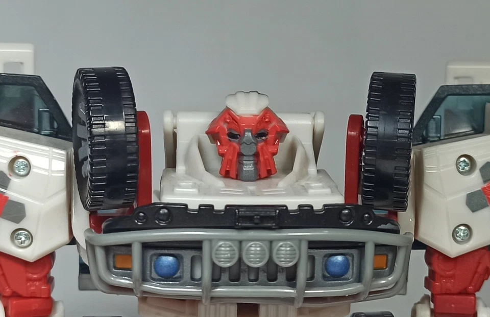 HASBRO TRANSFORMERS 2007 MOVIE VOYAGER CLASS RESCUE RATCHET 100% COMPLETE - Image 4 of 4