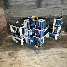 LEGO CITY Police Station (60141) Complete Set & Minifigs No Box or Instructions