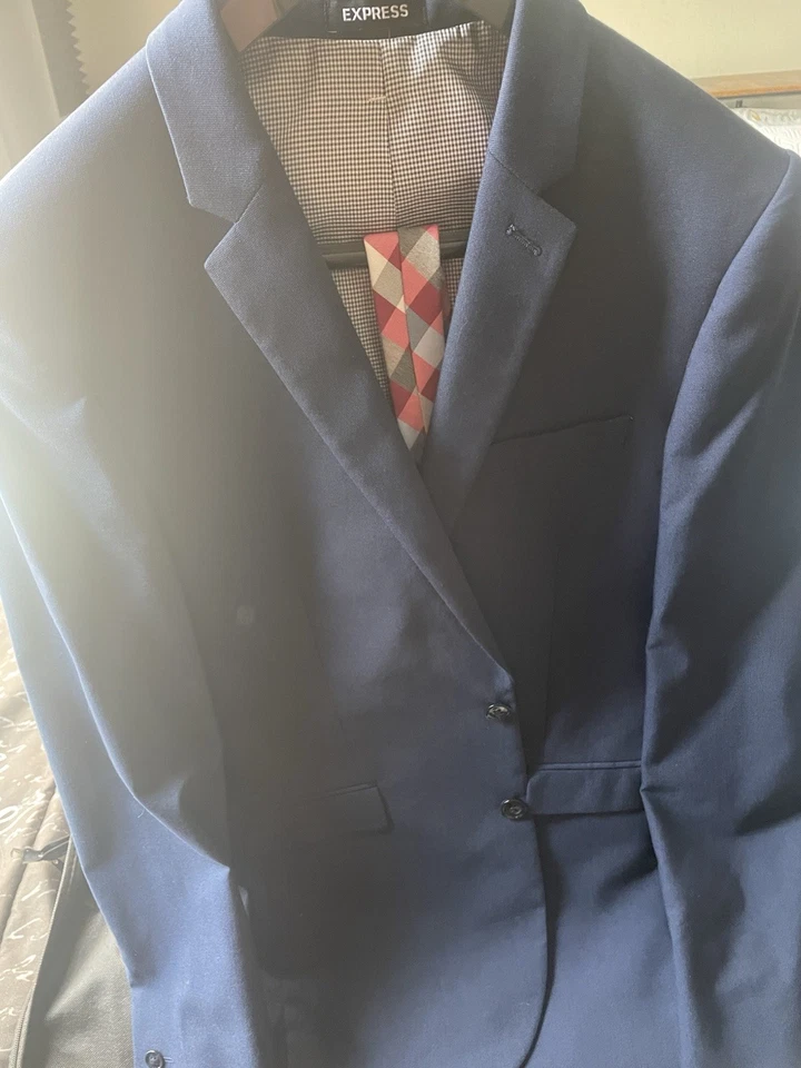 Traje pequeño azul marino para hombre Foto 4 de 4