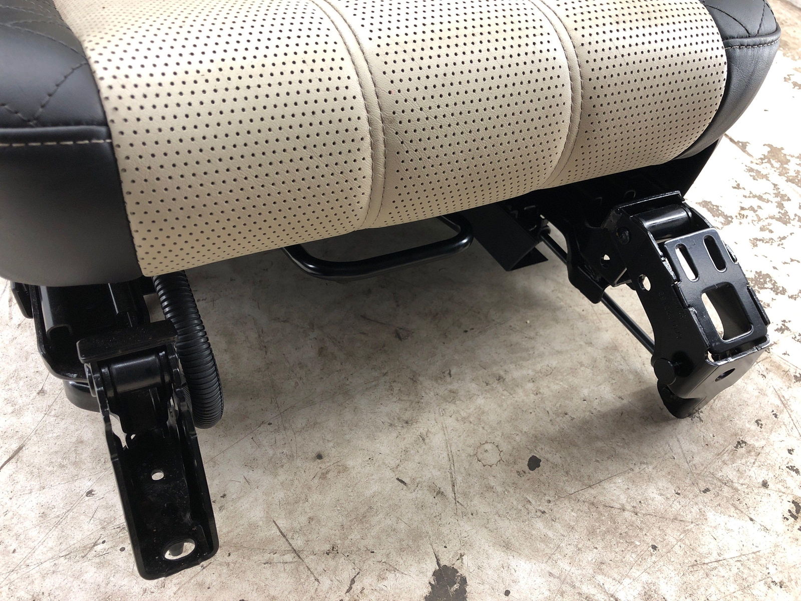 2016-2020 BENTLEY BENTAYGA 2ND ROW LEFT SEAT BLACK/BEIGE *INDENT* *DETAILS* OEM