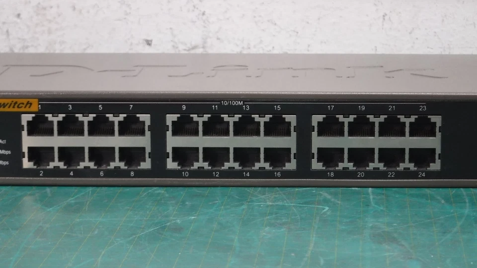 D-Link DES-1026G Unmanaged Switch 24-Port 10/100 + 2 Gigabit Ports - Image 4 of 4