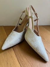 Tacchi a spillo avorio con un luccichio dorato. Schienali a fascia. Taglia 43 (UK 9). CDTV