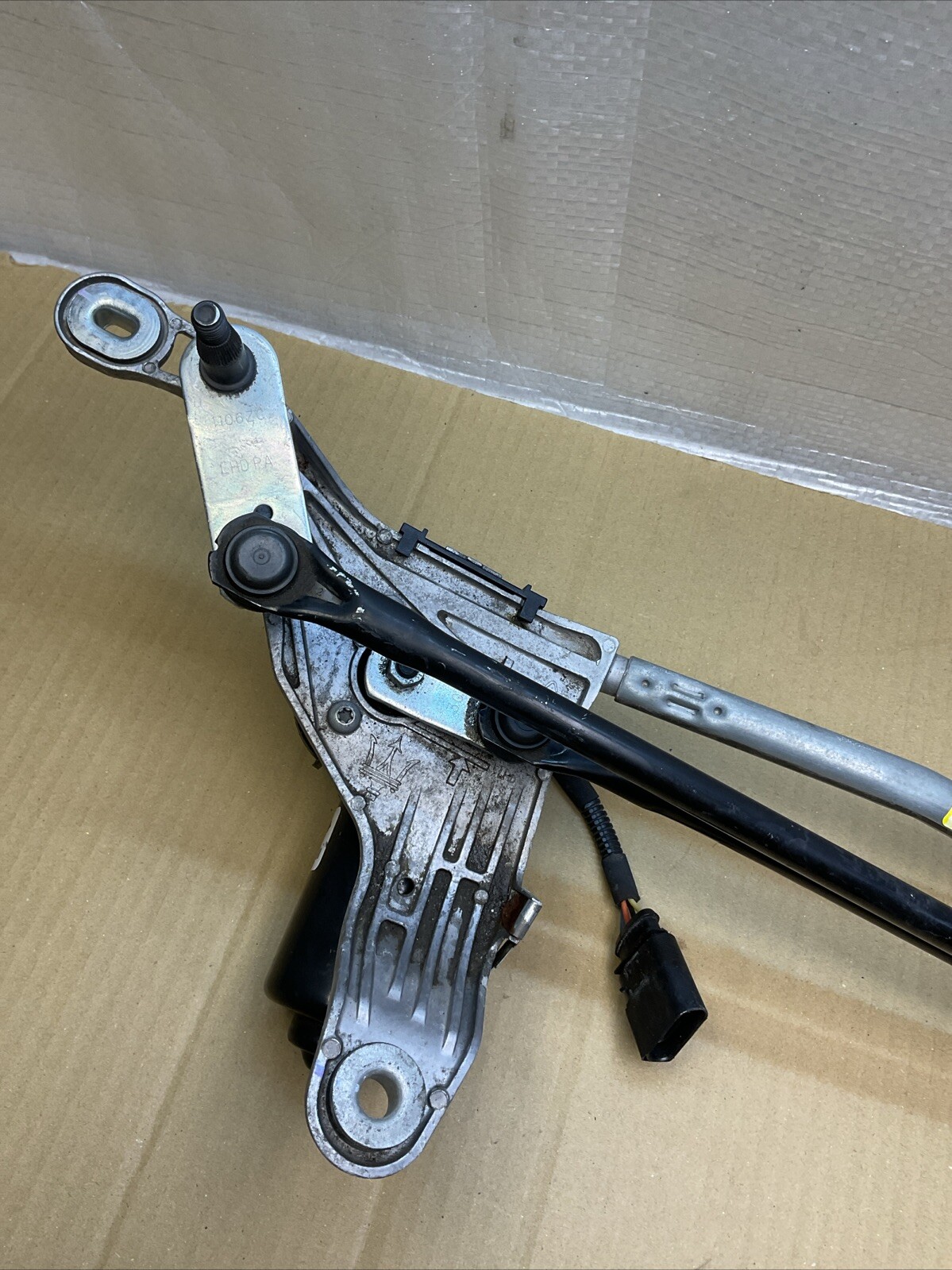 14-20 Maserati Quattroporte Front Windshield Wiper Mechanism 670007561 OEM