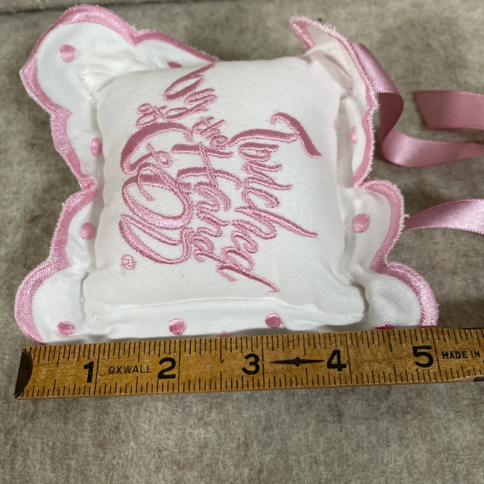 Tocado por la Mano de Dios Bebé Niña Puerta Almohada Decoración Blanco Rosa Bordado Foto 4 de 4