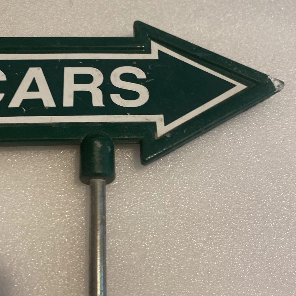 LOTE DE 2 CARRINHOS DE CAMPO DE GOLFE VINTAGE PLACAS DE FLECHA DE METAL CARRO CADDY CLUB HOUSE - Imagem 4 de 4