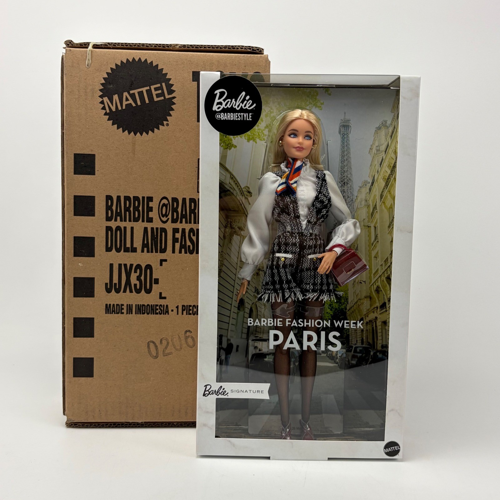 Muñeca Barbie Signature BarbieStyle Fashion Week Paris JJX30 NUEVA EN CAJA con remitente