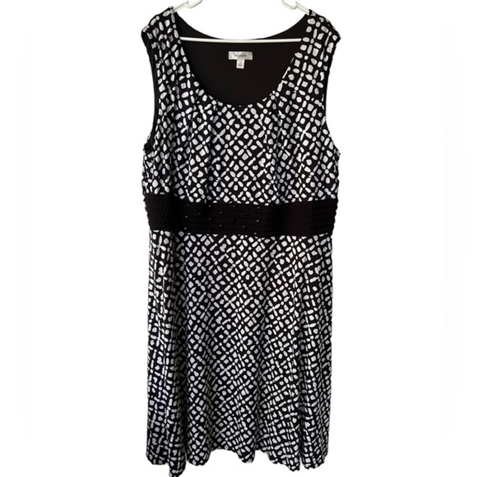 Dress Barn Black and White Sleeveless Embellished Empire Waist Dress in Size 24-image