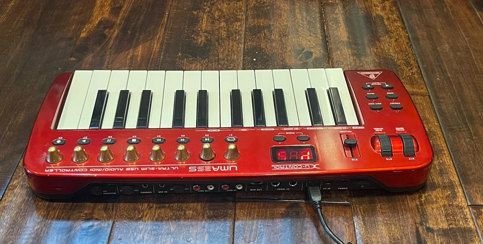 Behringer UMA25S Slim 25-Key USB/MIDI Controller Keyboard with Audio Interface - Image 2 of 4
