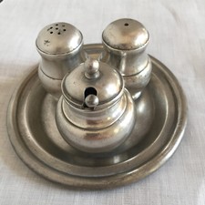 Serviteur à condiments, sel poivre moutarde et son plateau, en étain brillant