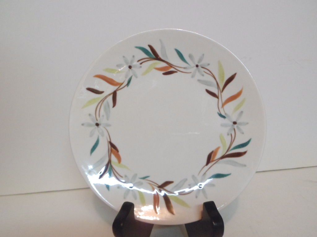 Mint Red Wing Daisy Chain pattern 7 1/4" Plate