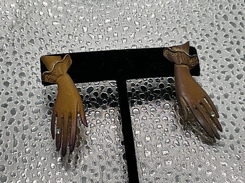 RARE! VTG GOLD TONE ELEGANT FIGURAL HAND PIERCED STUD EARRINGS - Picture 5 of 6