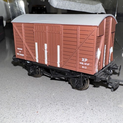 Bachmann 37-900 12 Ton (Planked End) Shock Absorbing Van BR Brown OO Gauge - Picture 4 of 6