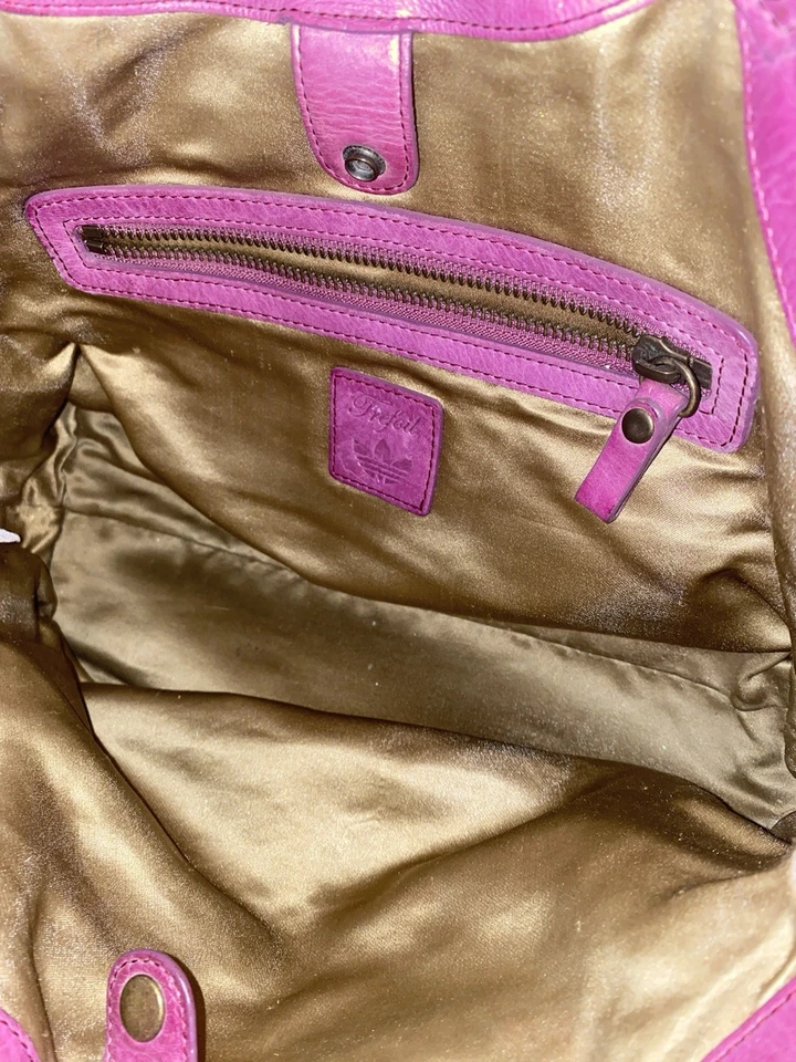 Bolso de cuero Addias con tachuelas doradas y cadena dorada Foto 4 de 4