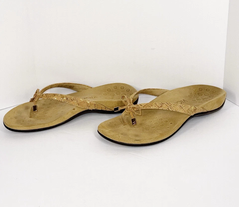 Sandalia Vionic Bella Beige Neutro Chanclas Lazo Dorado Corcho Tanga Puntera Comodidad Talla 6 Foto 3 de 4
