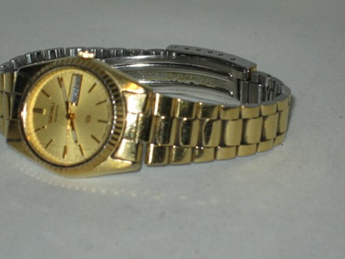 Seiko Women's Day/Date Gold Tone Wristwatch - Picture 3 of 9