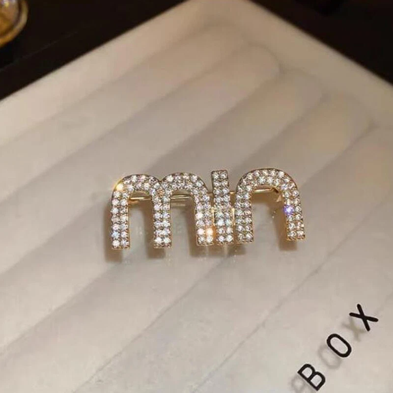 VETEMENTS Spille Lettera Strass Moda Donna Abbigliamento Cappotto Gioielli Accesso Festa ZC