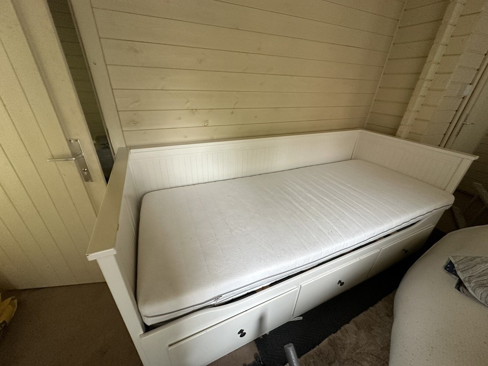 IKEA Hemnes Daybed Day Bed Single To Double 2 Mattresses 3 Drawers