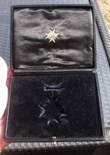 AN OLD ST.JOHN AMBULANCE BREAST BADGE, MEDAL EMPTY BOX.