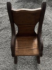 Mecedora antigua vintage de roble macizo para muñeca infantil