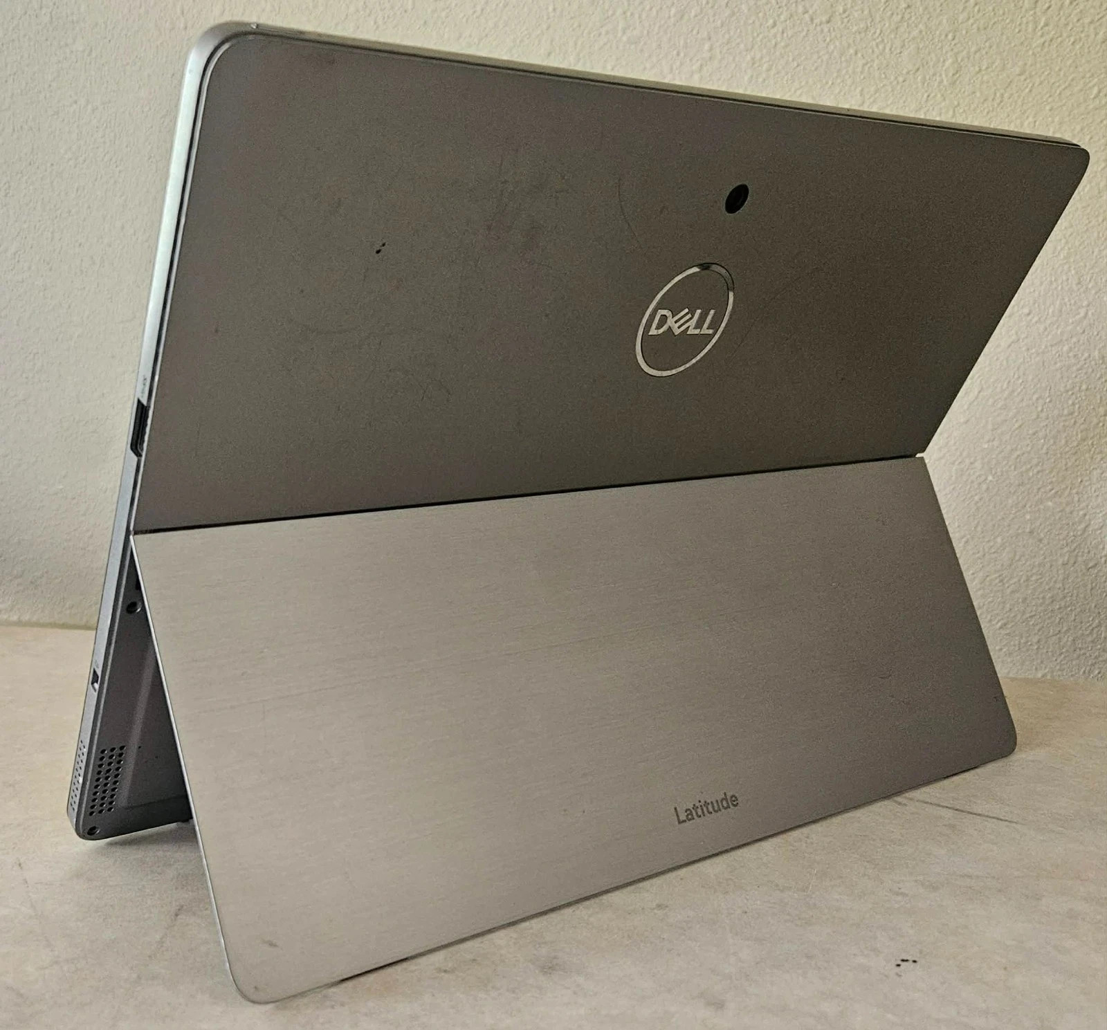 Dell Latitude 7210, 12.3-Inch Laptop, with i5-10310U, 256 GB SSD (Solid State Drive), Windows 11 Pro