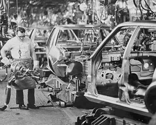1976 CHRYSLER PLYMOUTH Volare Assembly Line Photo  (230-L)