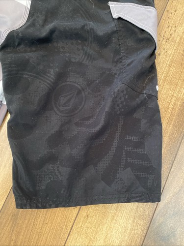 VOLCOM Pure FUNction Men’s Size 34/Black Gray And White Board Shorts  - Picture 15 of 18