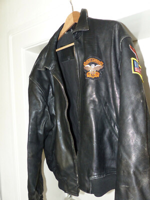 Stylische schwarze Lederjacke aus den 80er Jahren, leicht abgeschabt (wie es sic