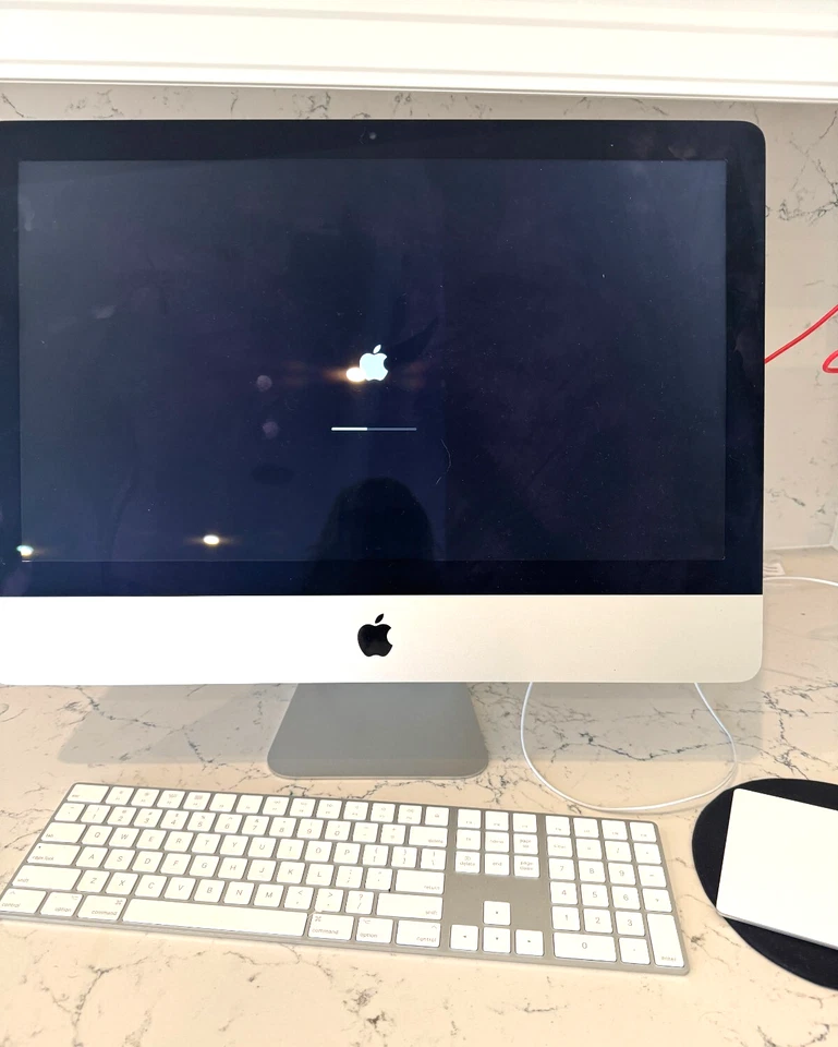 Apple iMac 21.5" Desktop Computer 2015 with Original Keyboard and Mouse Pad - Image 2 of 4