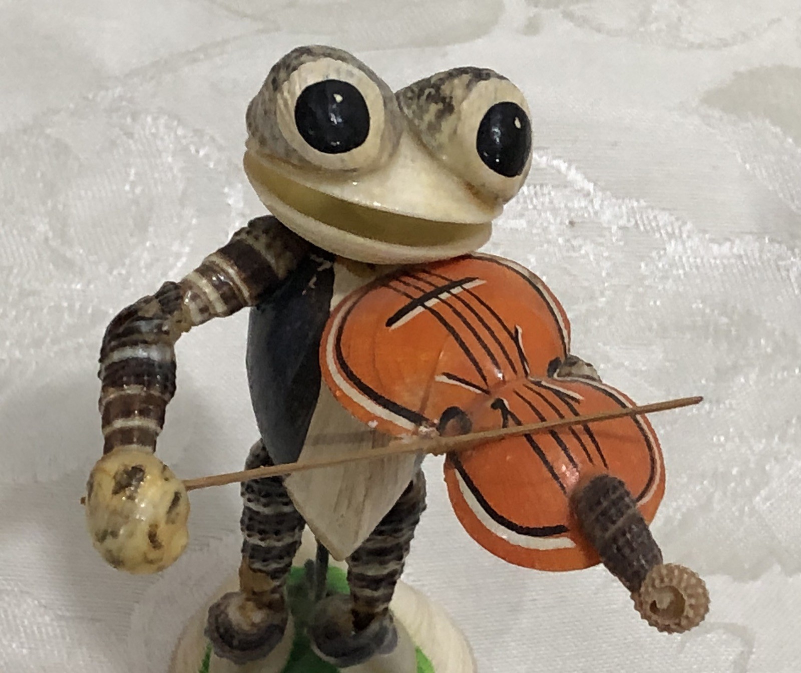 5 Vintage Souvenir ￼Frog Toad Guam Band Musicians Sea Clam Shell Figures “AS IS”