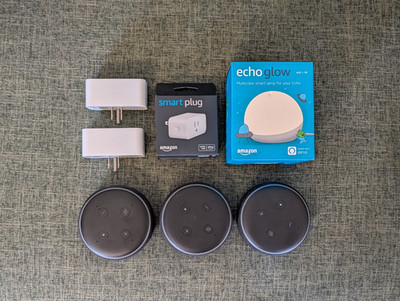 Amazon Echo lot 3x 3rd Gen Echo Dots 3x Smart Plugs and an Echo Glow