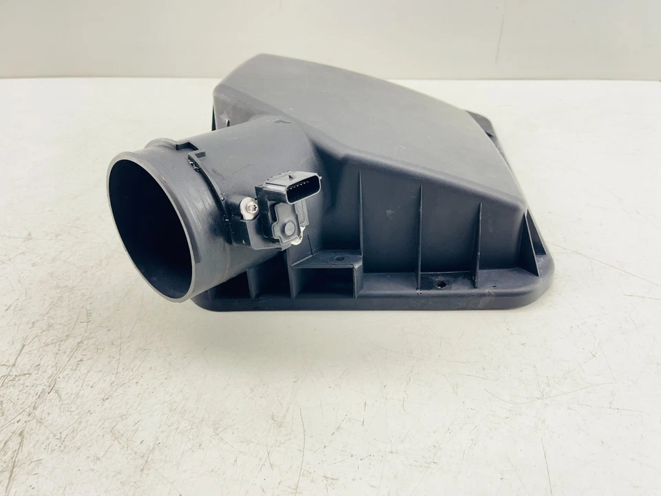 2013–2019 Cadillac XTS Air Filter Upper Cover Box with MAF Sensor OEM 22918664 - Image 3 of 4
