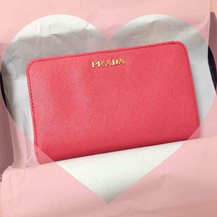 PRADA Leather Wallet for Men and Women – Stylish & Luxurious